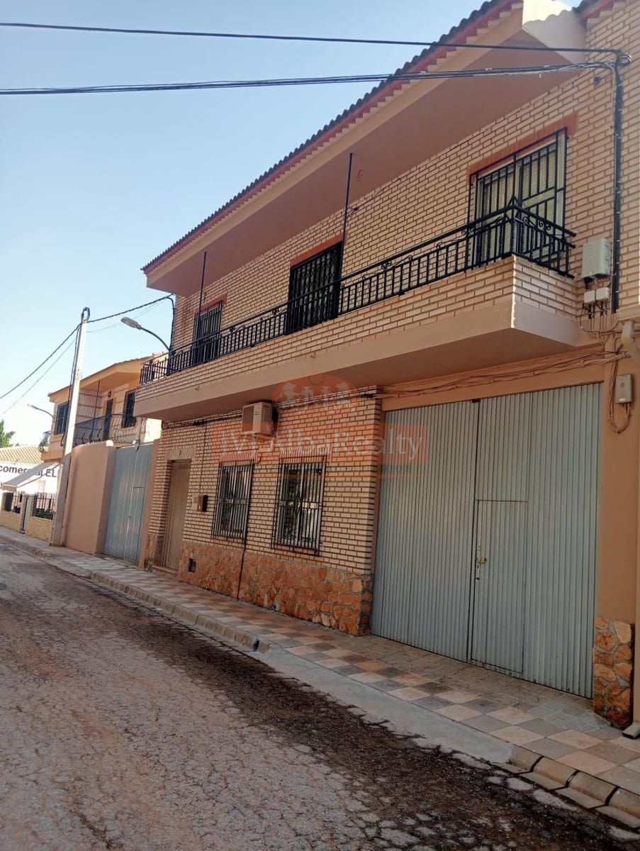 5 bedroom Townhouse for sale in Pozohondo with garage - € 150,000 (Ref: 9723653)
