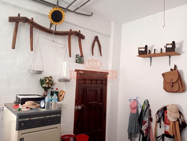 5 bedroom Townhouse for sale in Pozohondo with garage - € 150,000 (Ref: 9723653)