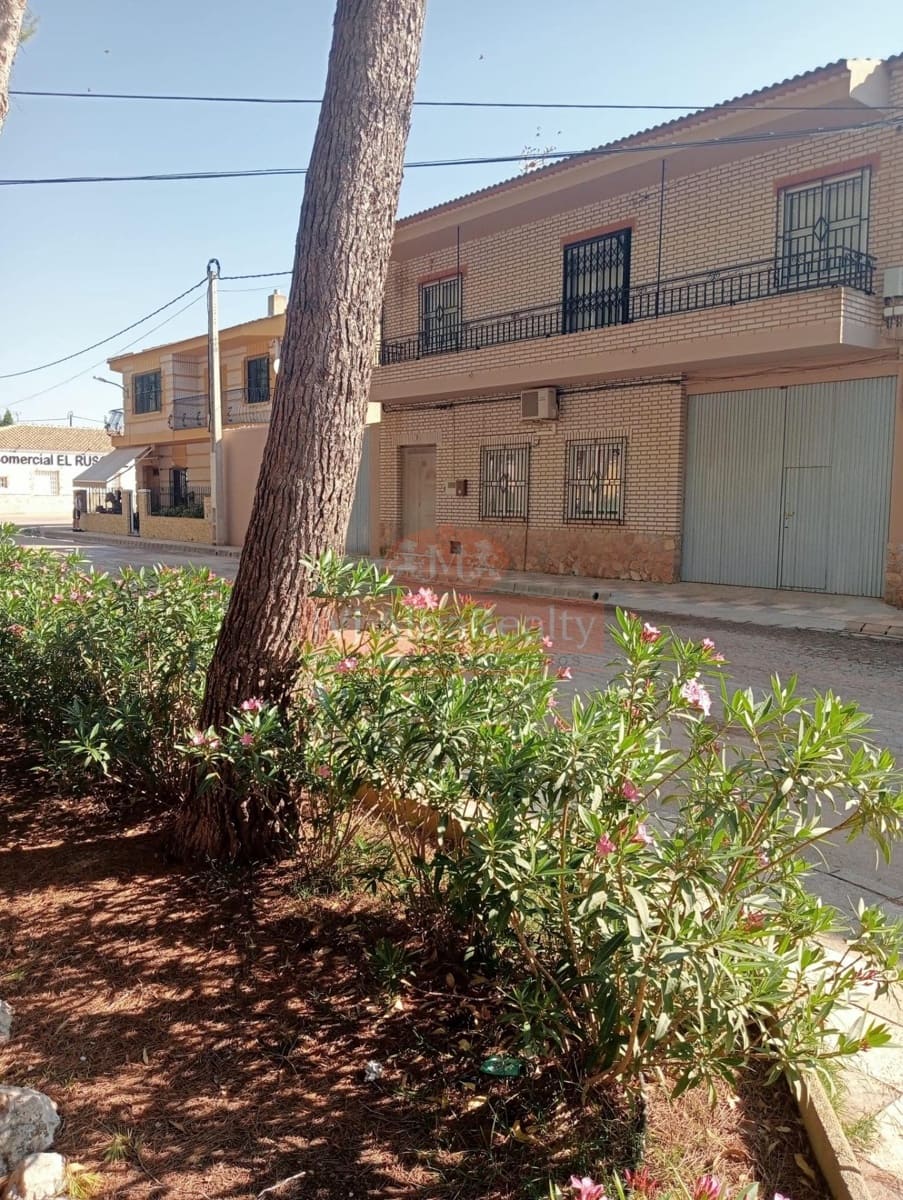 5 bedroom Townhouse for sale in Pozohondo with garage - € 150,000 (Ref: 9723653)