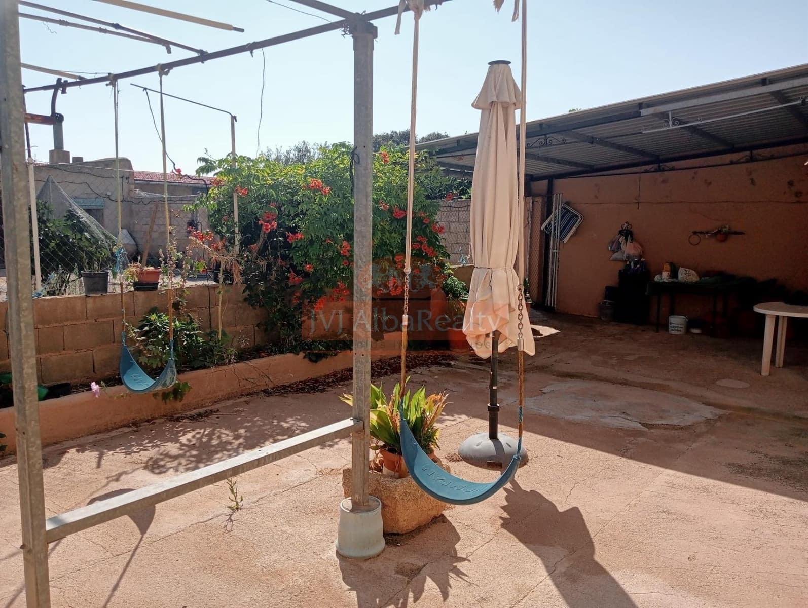 5 bedroom Townhouse for sale in Pozohondo with garage - € 150,000 (Ref: 9723653)
