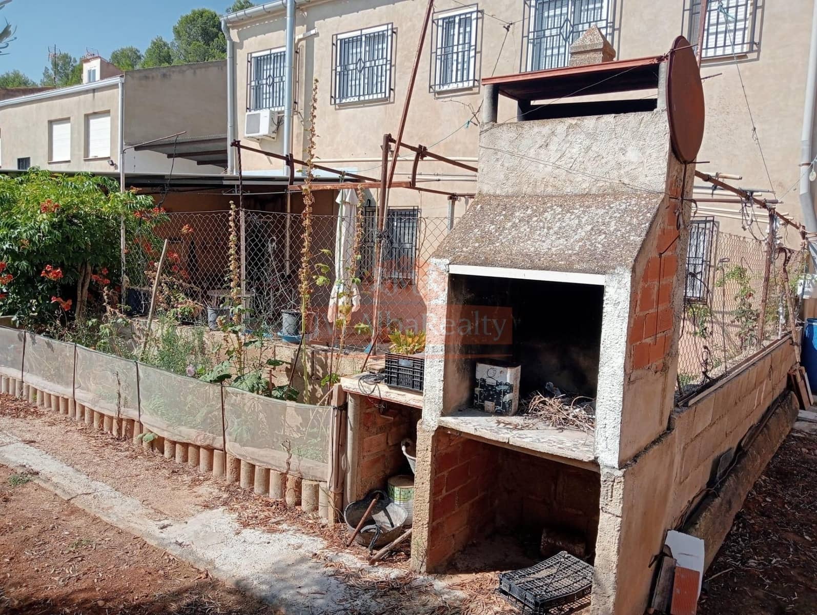 5 bedroom Townhouse for sale in Pozohondo with garage - € 150,000 (Ref: 9723653)