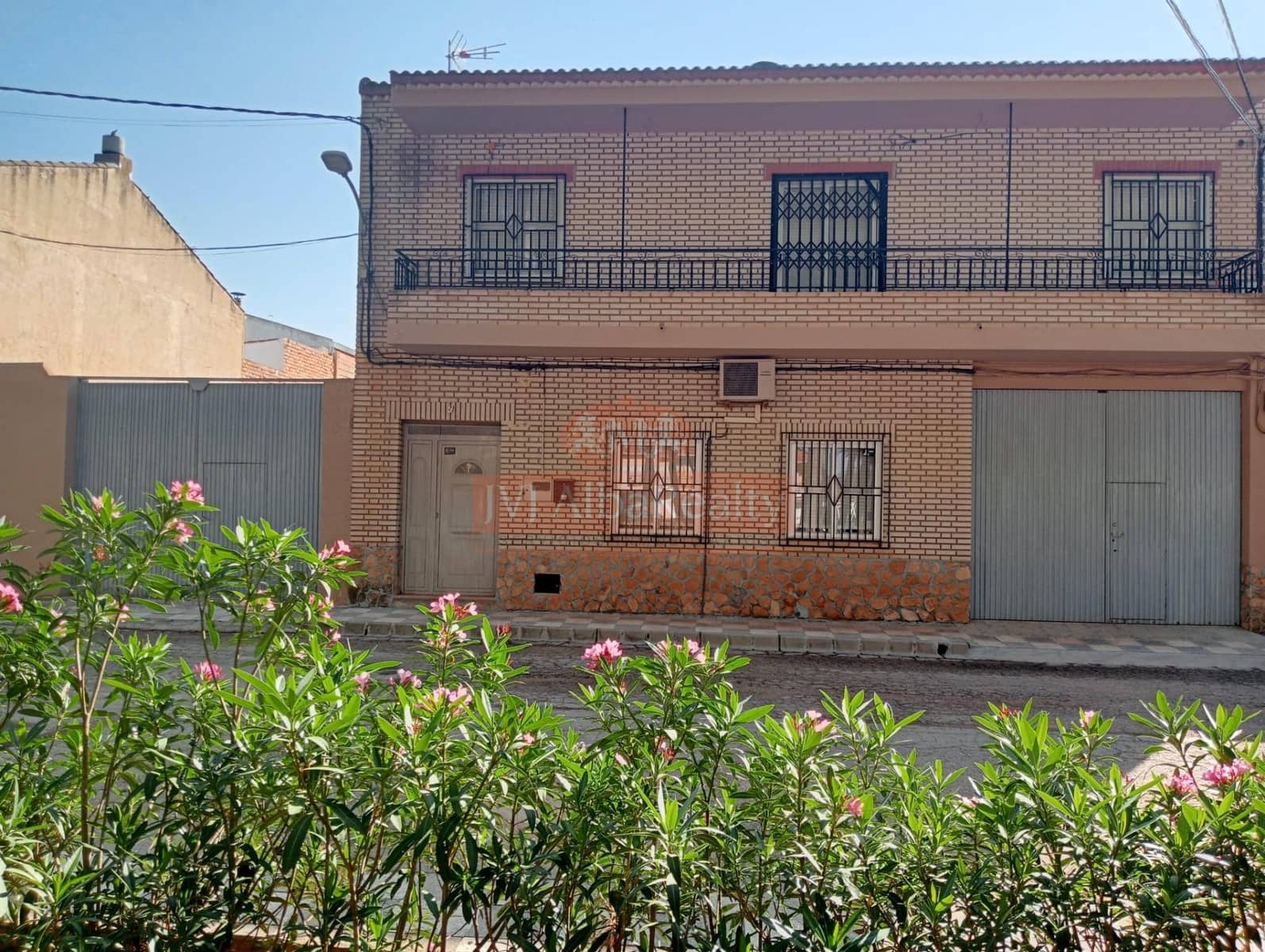 5 bedroom Townhouse for sale in Pozohondo with garage - € 150,000 (Ref: 9723653)