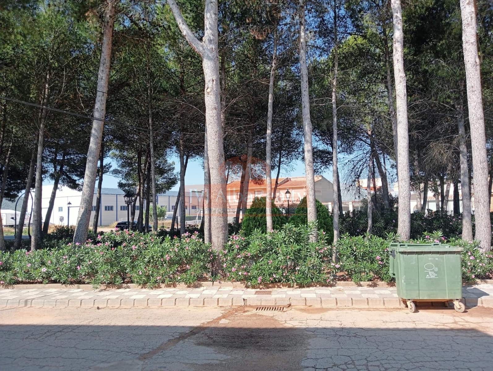 5 bedroom Townhouse for sale in Pozohondo with garage - € 150,000 (Ref: 9723653)