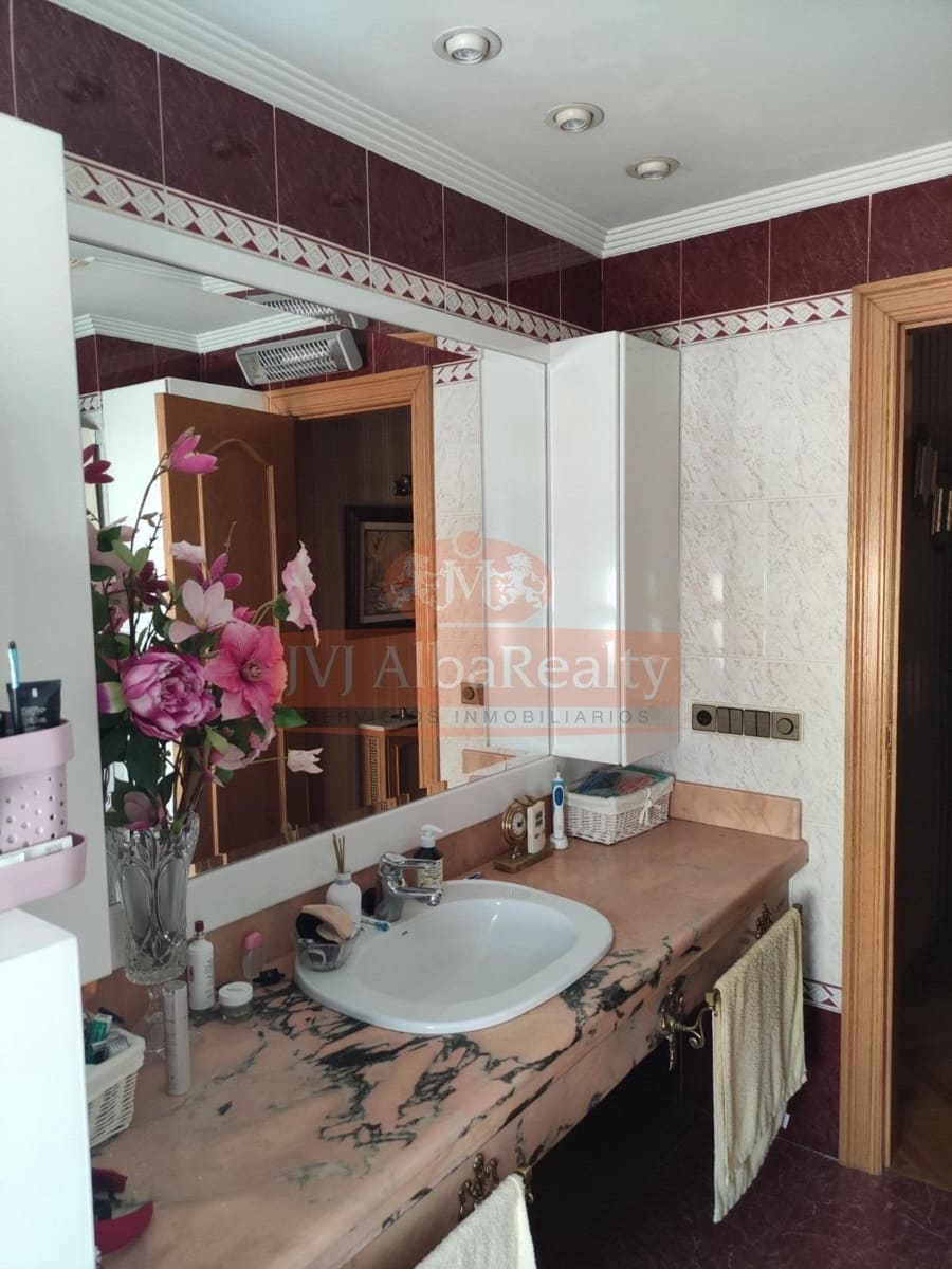 4 bedroom Apartment for sale in Albacete city with garage - € 299,000 (Ref: 9723654)