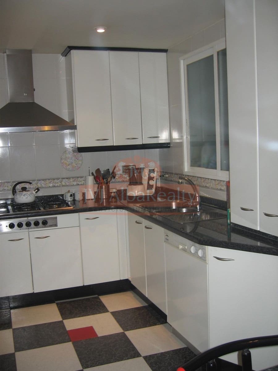 4 bedroom Apartment for sale in Albacete city with garage - € 299,000 (Ref: 9723654)