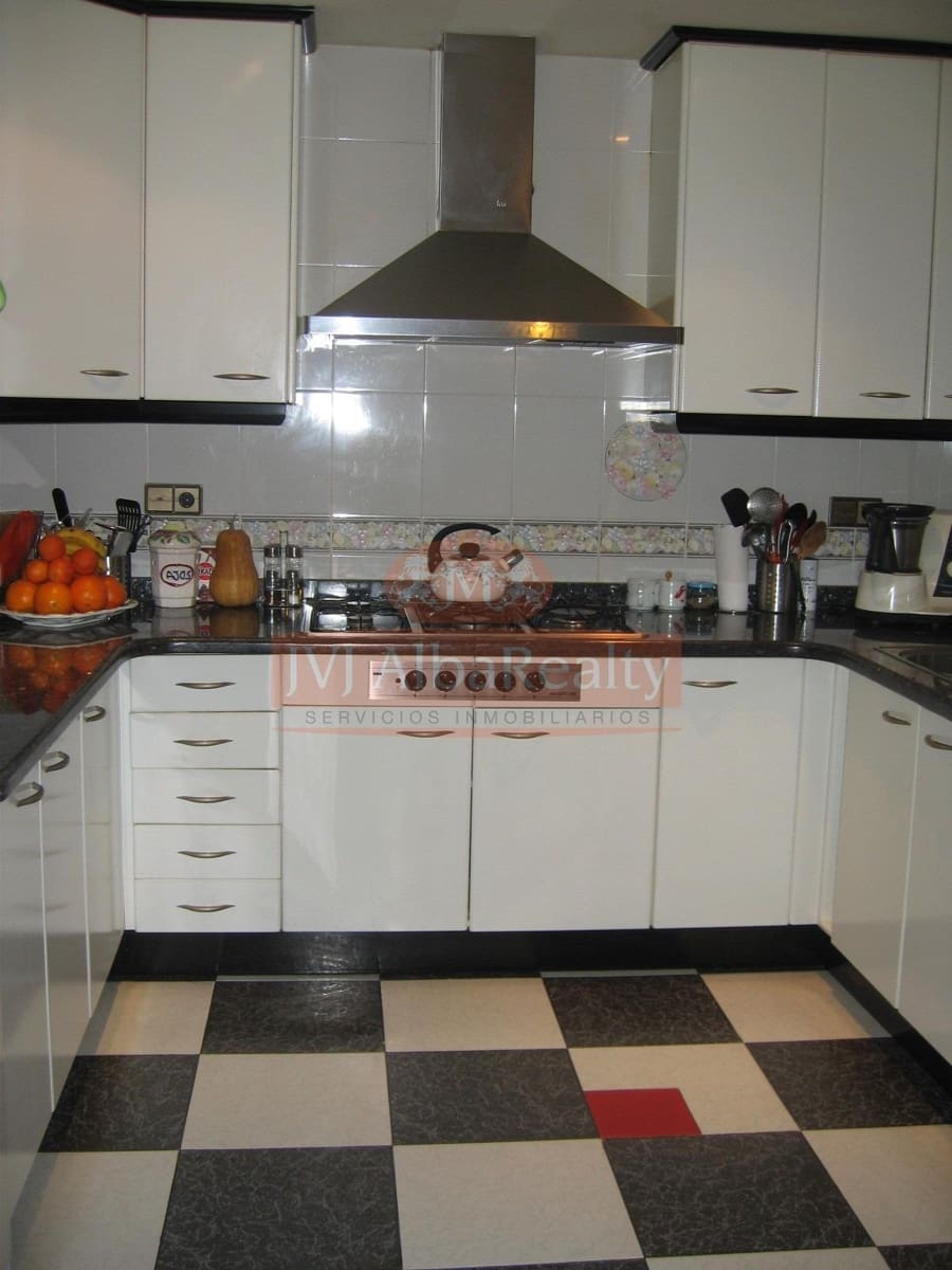 4 bedroom Apartment for sale in Albacete city with garage - € 299,000 (Ref: 9723654)