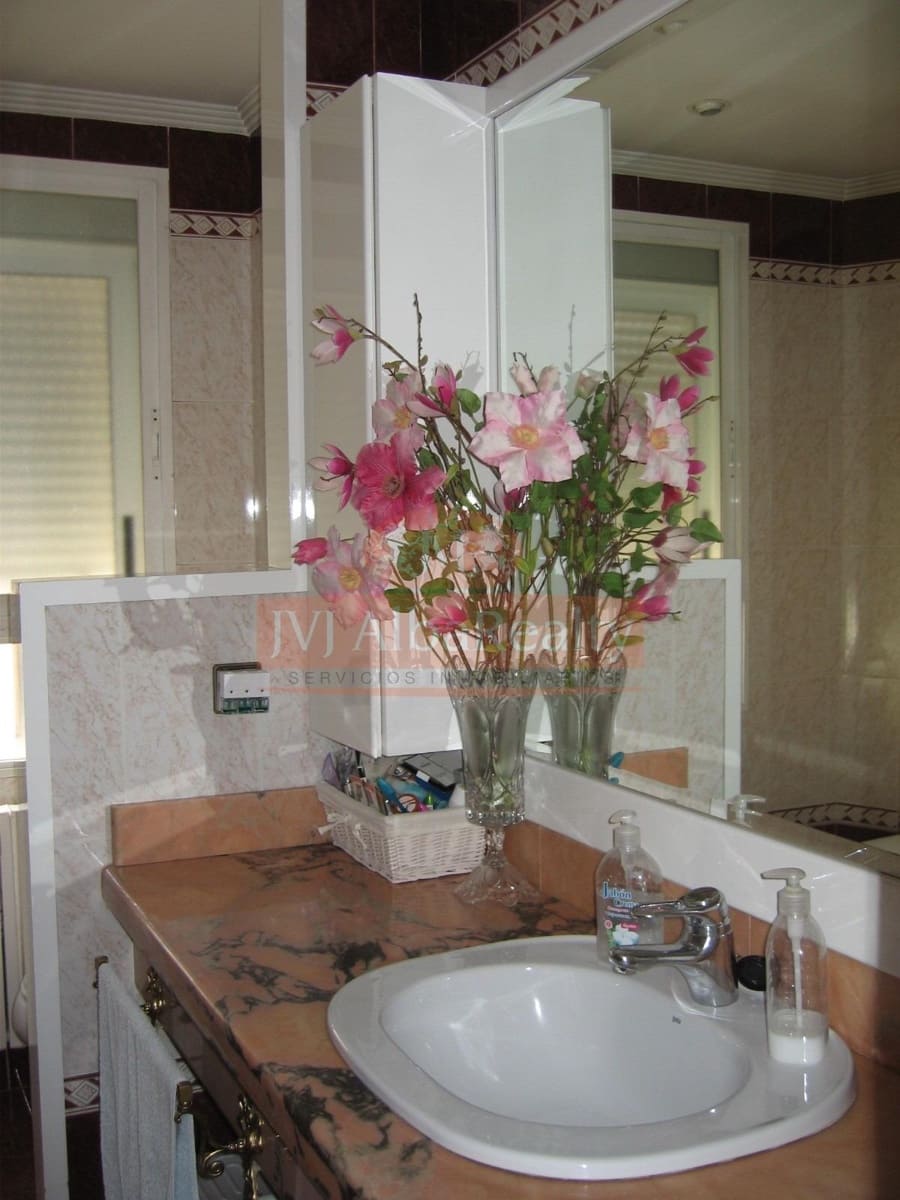 4 bedroom Apartment for sale in Albacete city with garage - € 299,000 (Ref: 9723654)