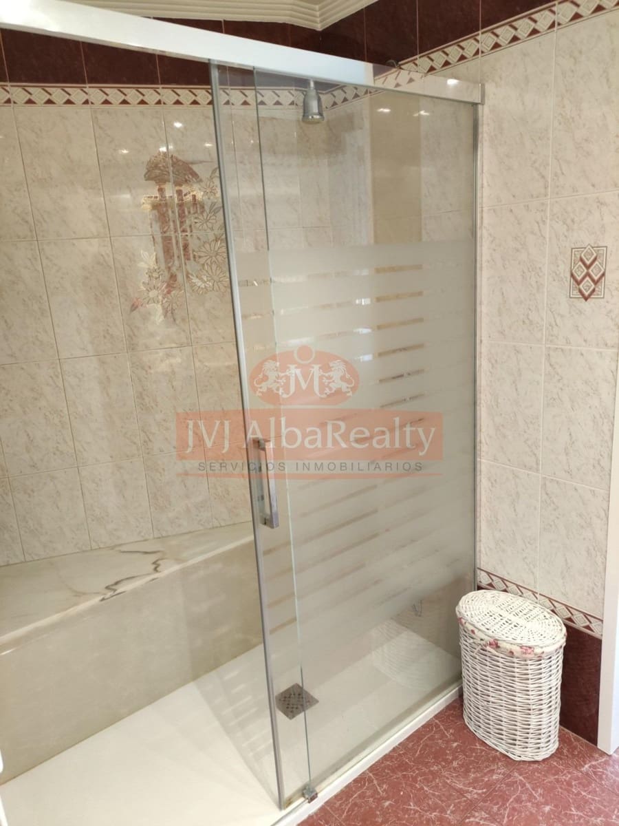 4 bedroom Apartment for sale in Albacete city with garage - € 299,000 (Ref: 9723654)