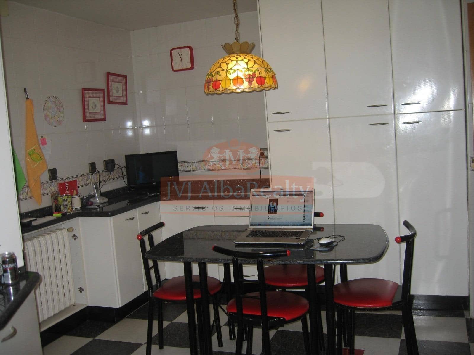 4 bedroom Apartment for sale in Albacete city with garage - € 299,000 (Ref: 9723654)