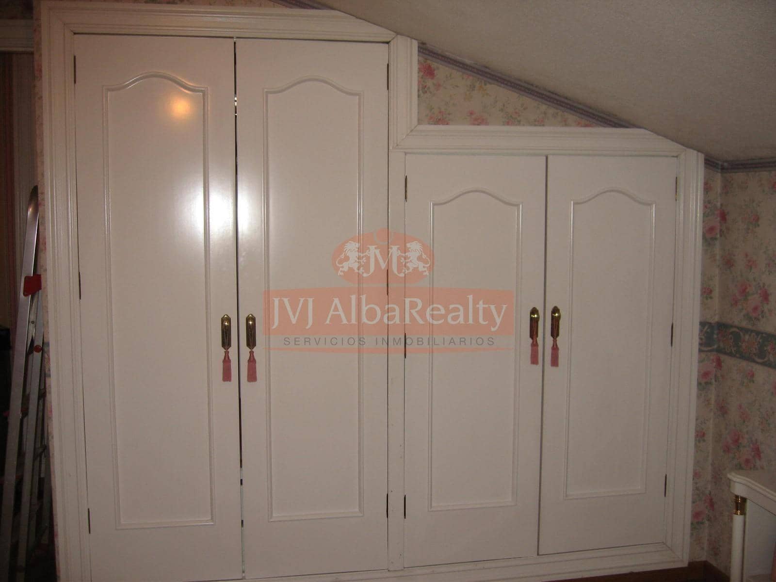 4 bedroom Apartment for sale in Albacete city with garage - € 299,000 (Ref: 9723654)