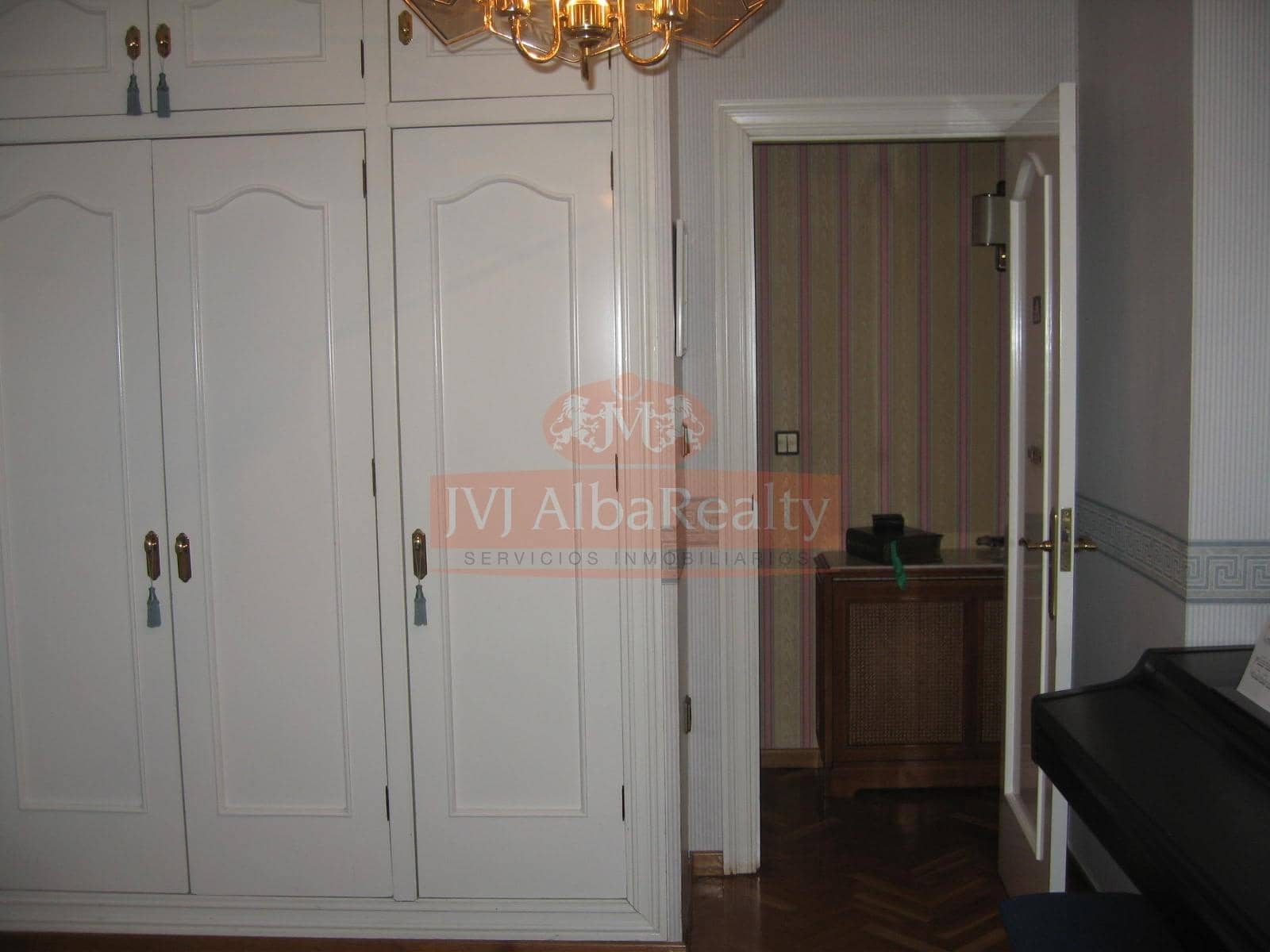 4 bedroom Apartment for sale in Albacete city with garage - € 299,000 (Ref: 9723654)