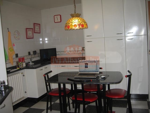 4 bedroom Apartment for sale in Albacete city with garage - € 299,000 (Ref: 9723654)