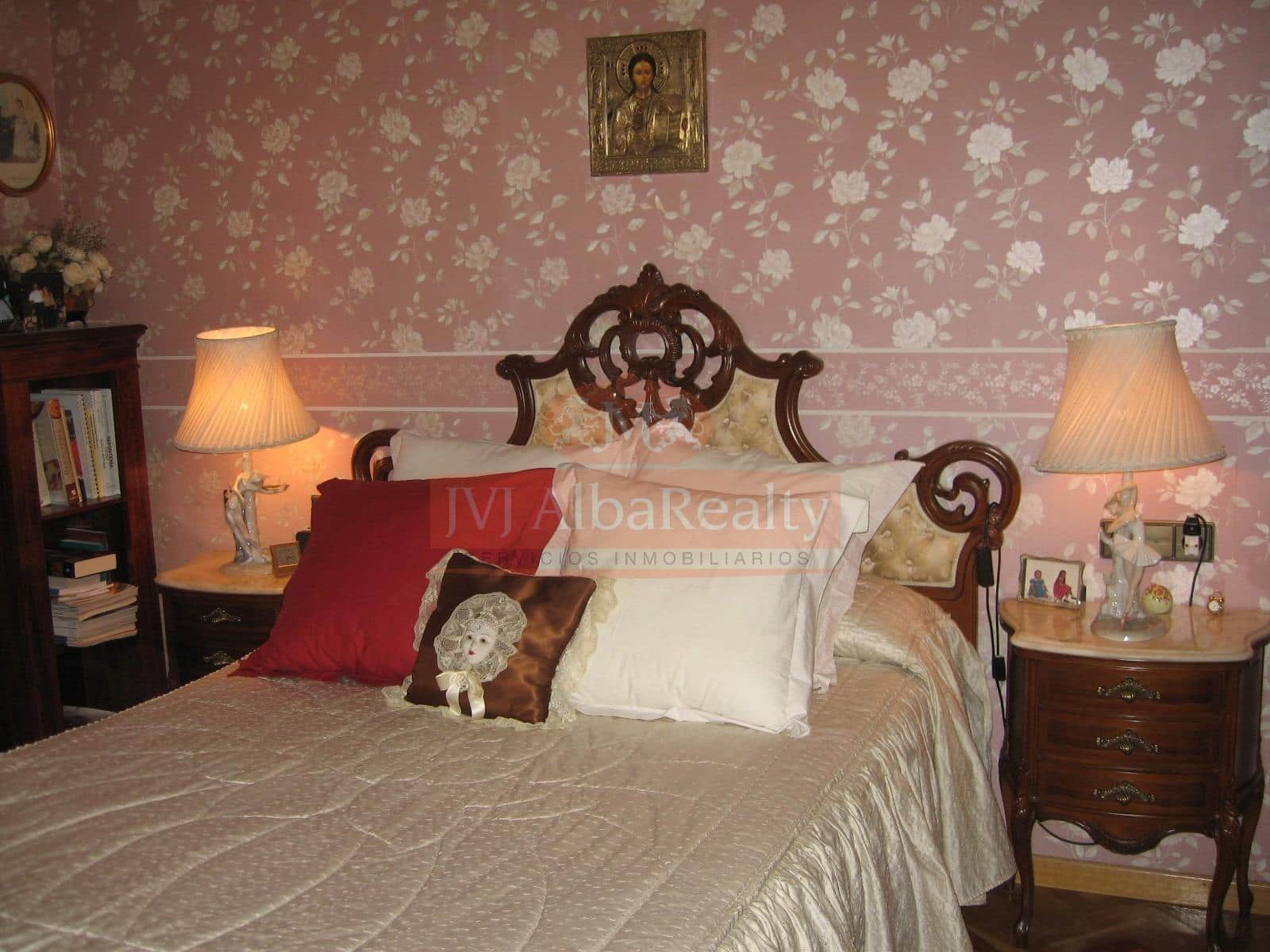 4 bedroom Apartment for sale in Albacete city with garage - € 299,000 (Ref: 9723654)