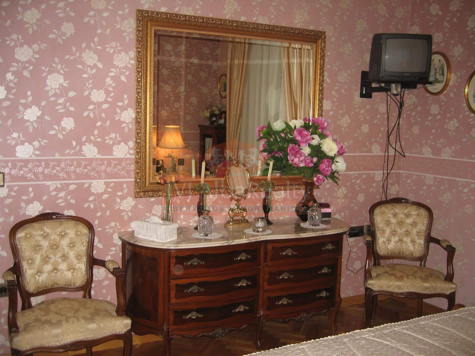 4 bedroom Apartment for sale in Albacete city with garage - € 299,000 (Ref: 9723654)