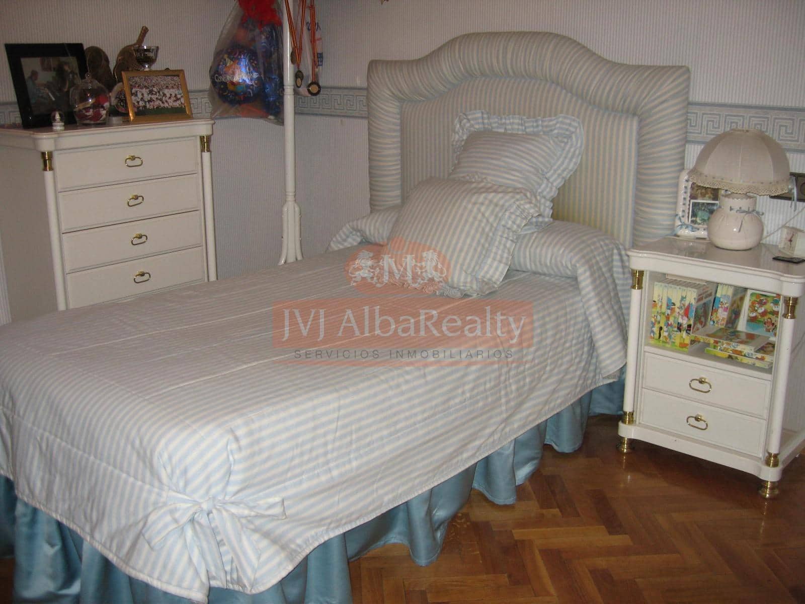 4 bedroom Apartment for sale in Albacete city with garage - € 299,000 (Ref: 9723654)