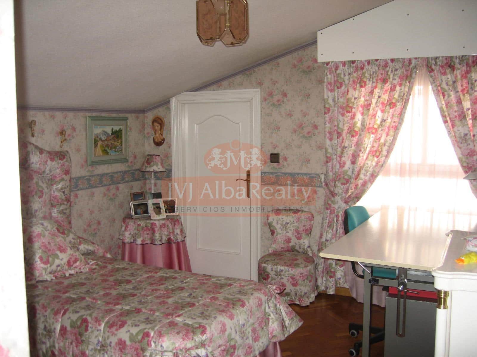 4 bedroom Apartment for sale in Albacete city with garage - € 299,000 (Ref: 9723654)