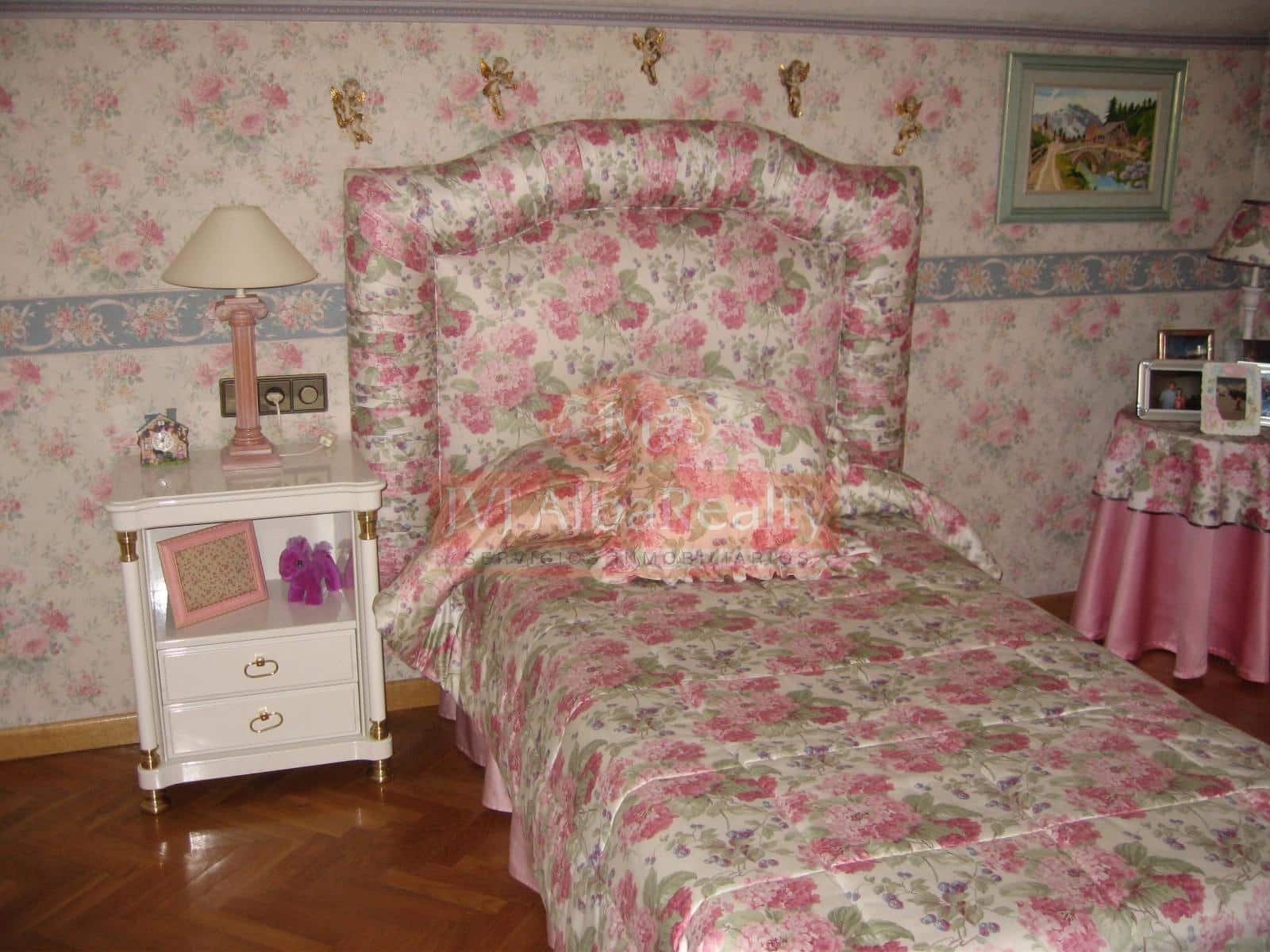 4 bedroom Apartment for sale in Albacete city with garage - € 299,000 (Ref: 9723654)