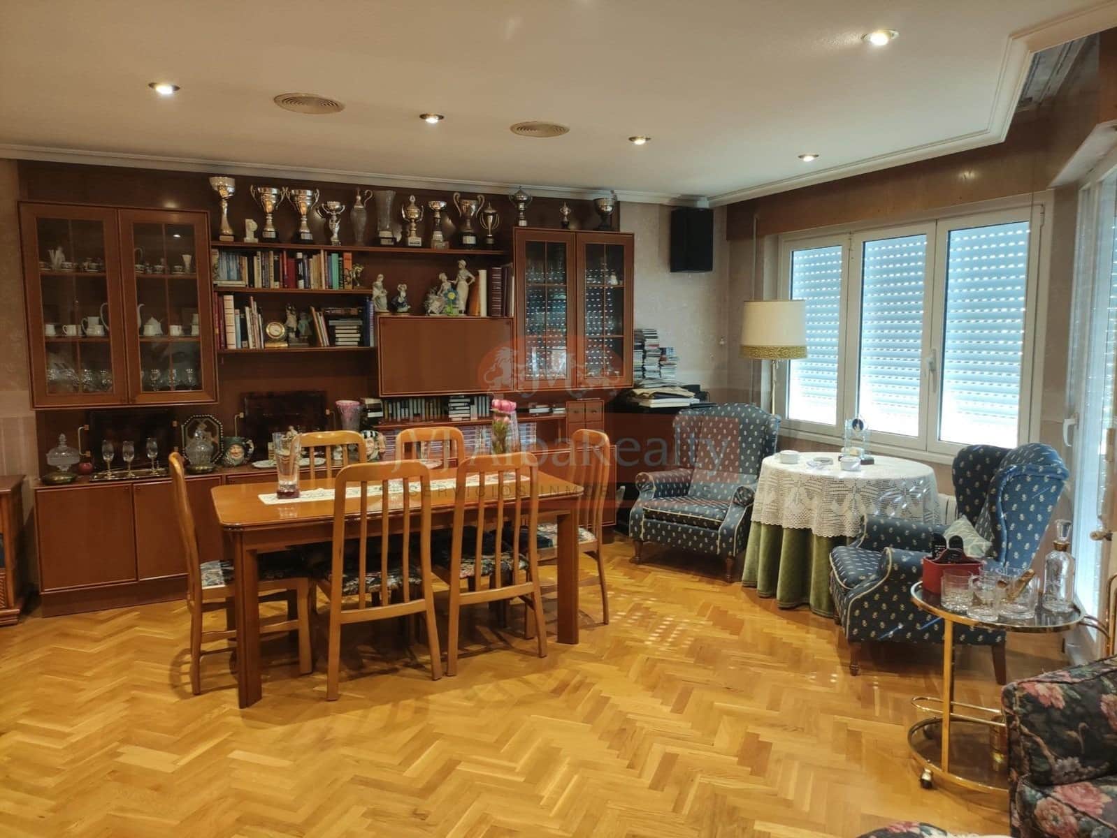 4 bedroom Apartment for sale in Albacete city with garage - € 299,000 (Ref: 9723654)