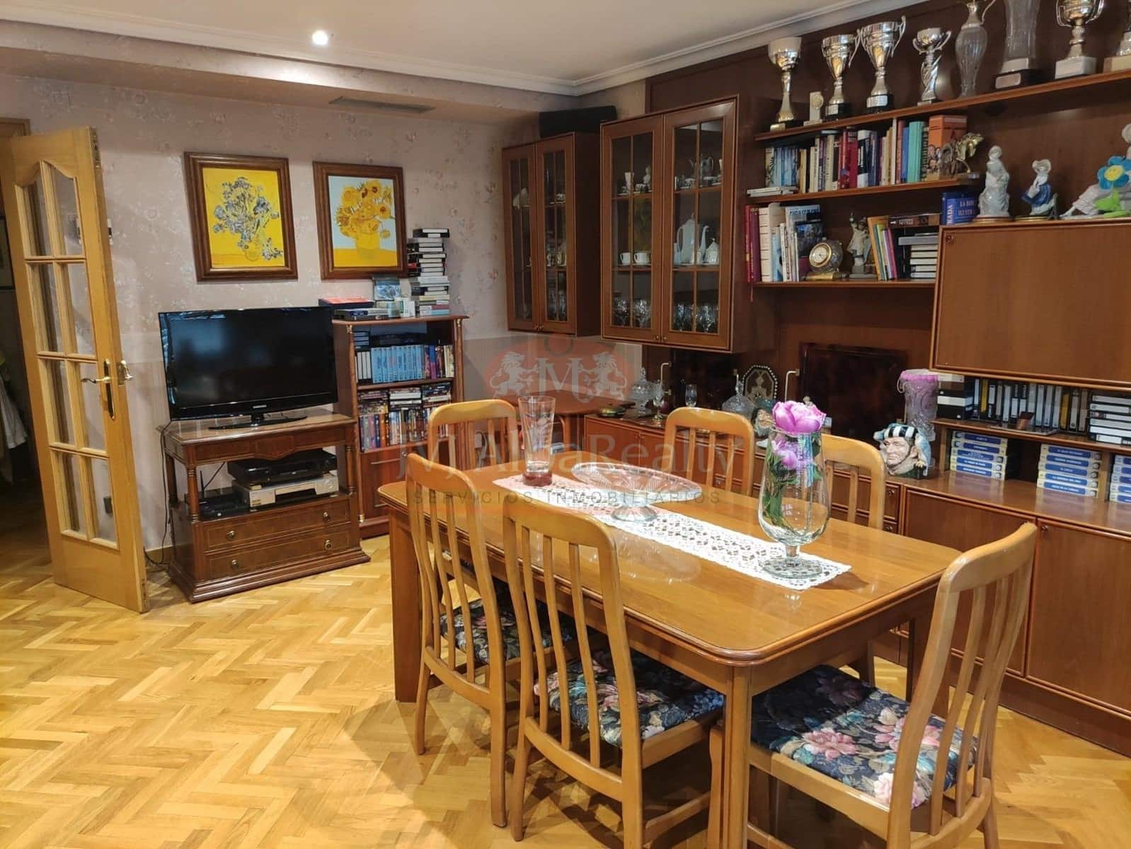 4 bedroom Apartment for sale in Albacete city with garage - € 299,000 (Ref: 9723654)