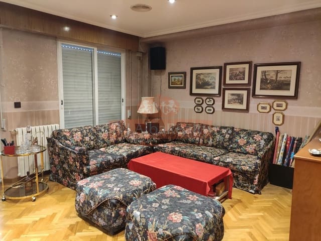 4 bedroom Apartment for sale in Albacete city with garage - € 299,000 (Ref: 9723654)