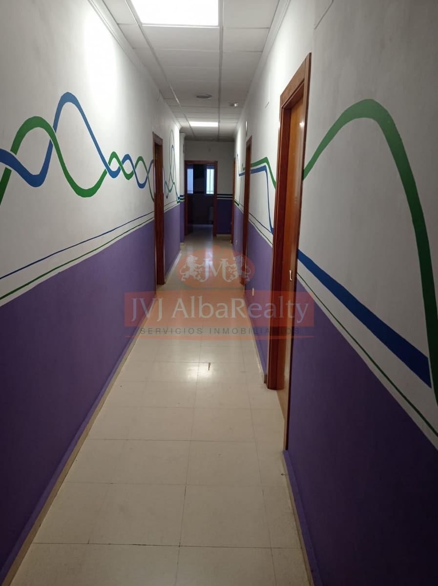 Commercial for sale in Albacete city with garage - € 400,000 (Ref: 9723656)