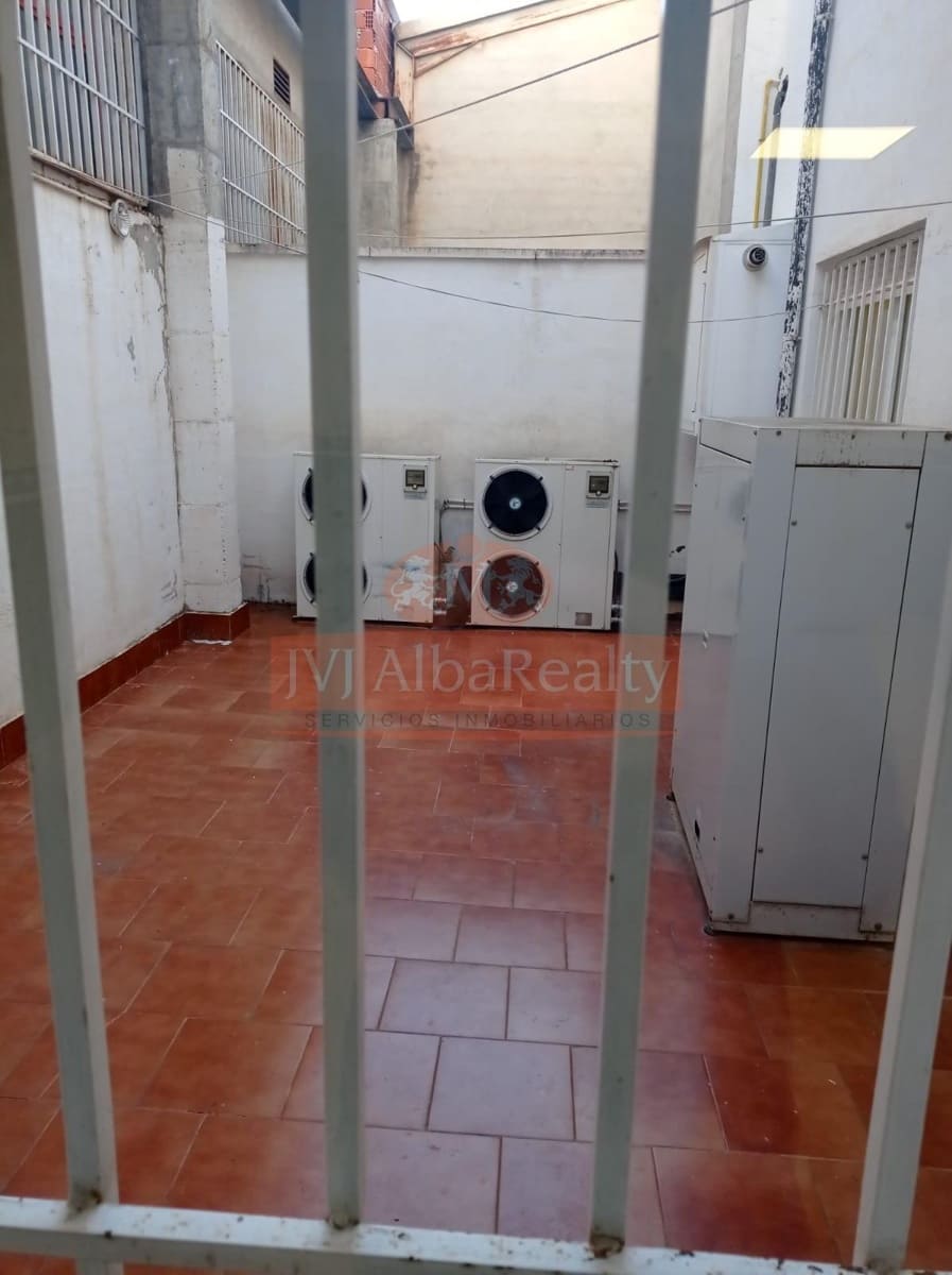 Commercial for sale in Albacete city with garage - € 400,000 (Ref: 9723656)