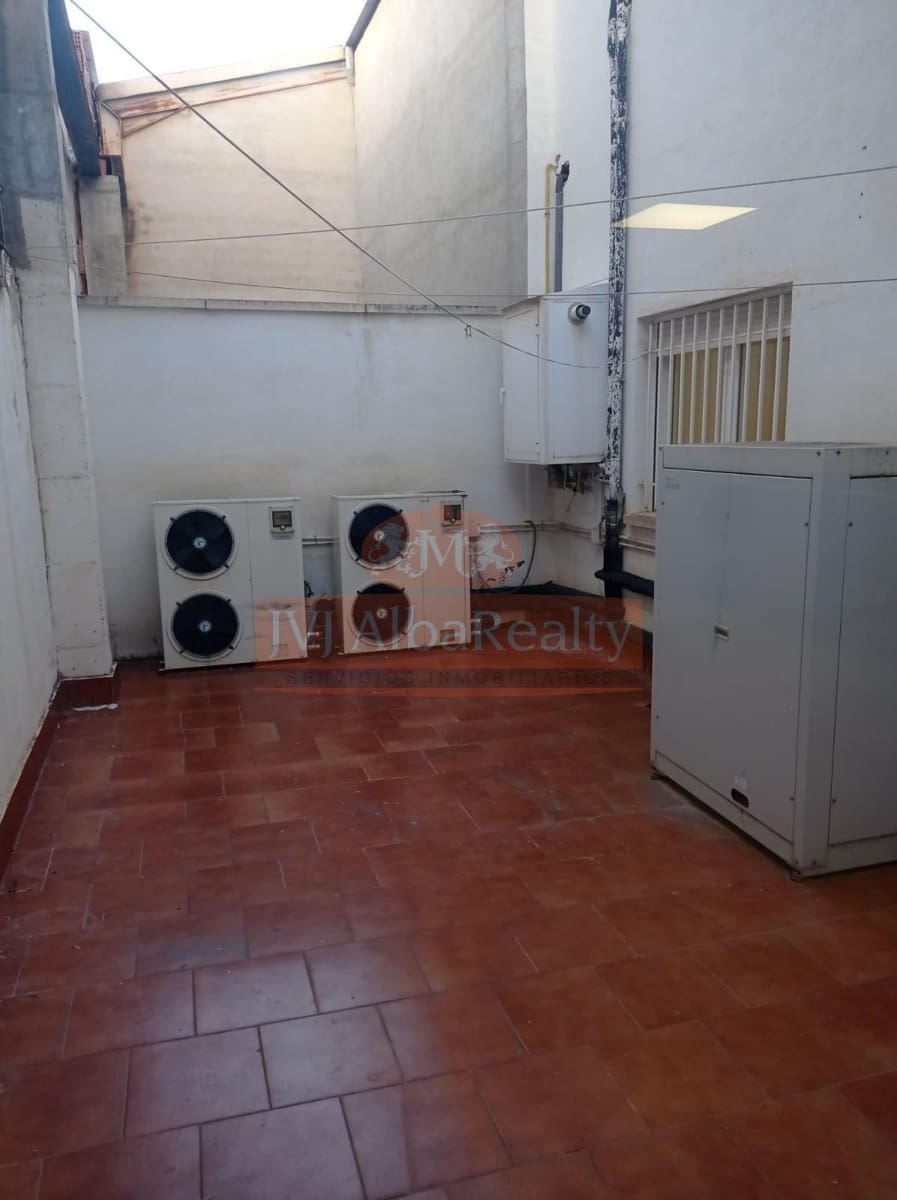 Commercial for sale in Albacete city with garage - € 400,000 (Ref: 9723656)