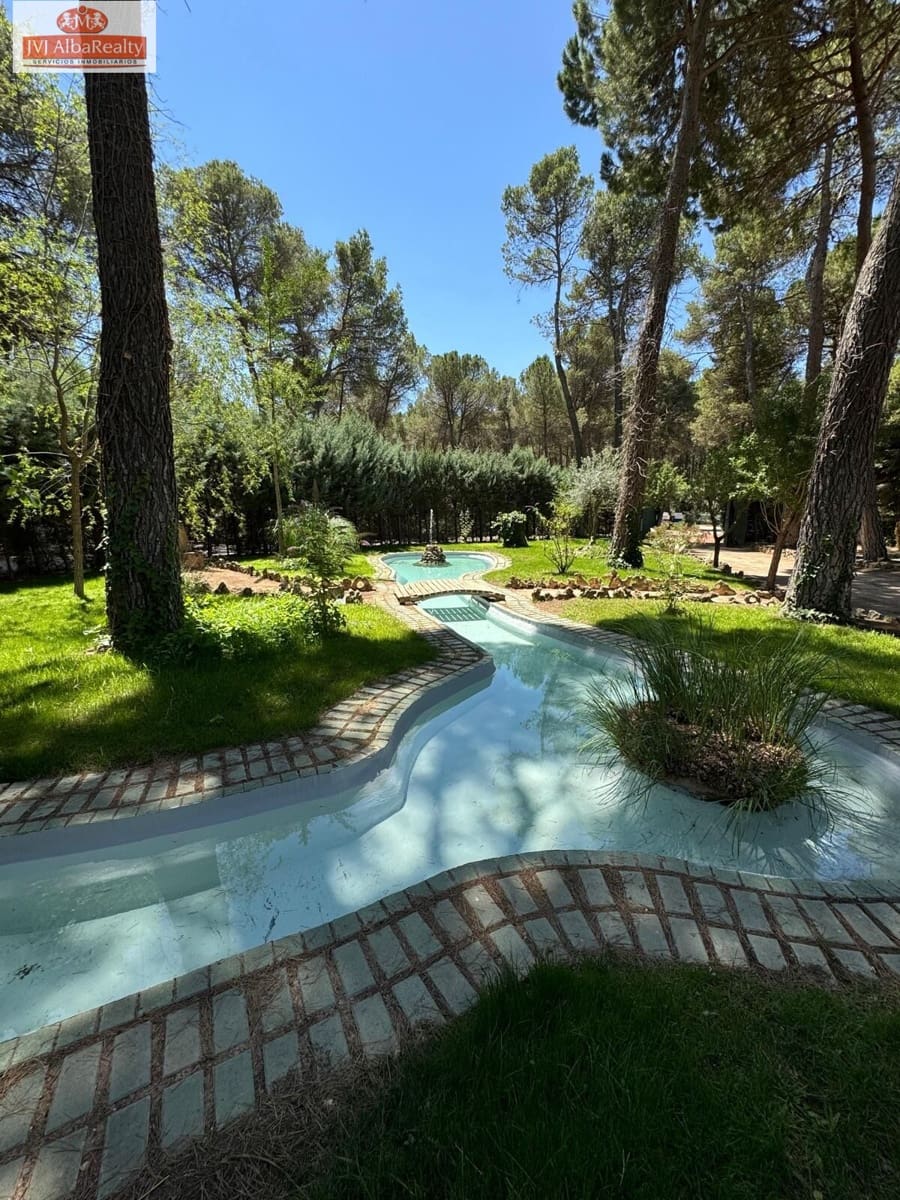 5 bedroom Villa for sale in Albacete city with pool garage - € 690,000 (Ref: 9723669)