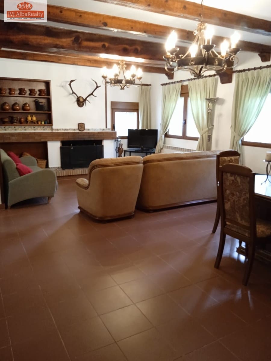 5 bedroom Villa for sale in Albacete city with pool garage - € 690,000 (Ref: 9723669)