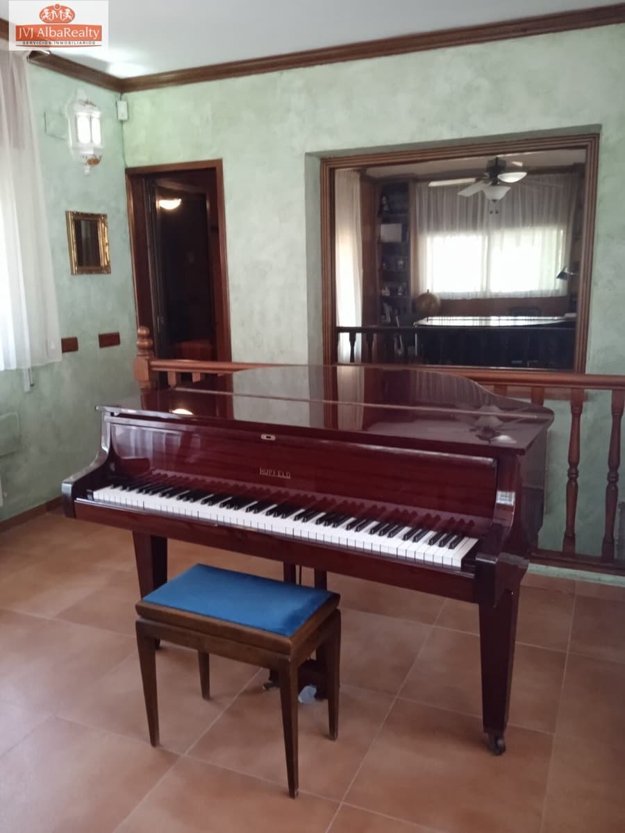 5 bedroom Villa for sale in Albacete city with pool garage - € 690,000 (Ref: 9723669)