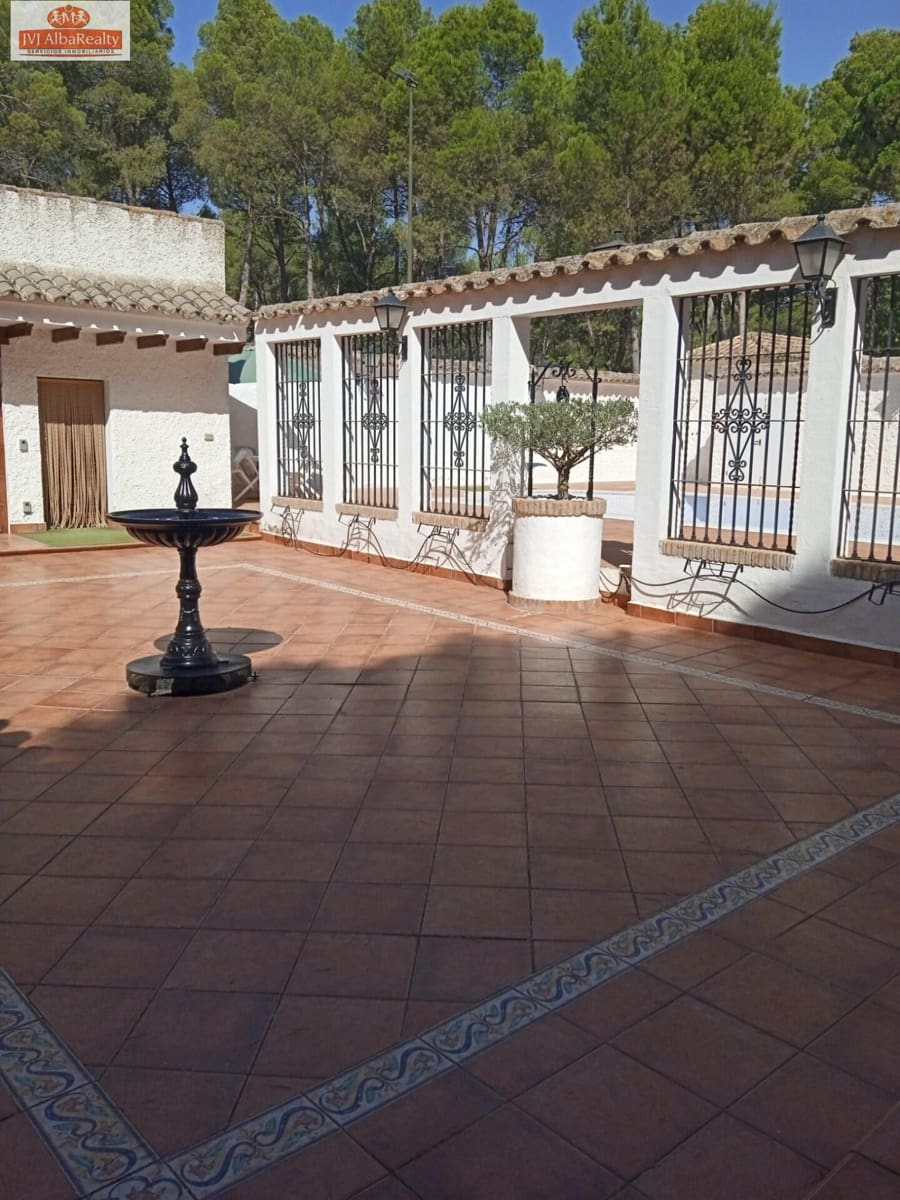5 bedroom Villa for sale in Albacete city with pool garage - € 690,000 (Ref: 9723669)