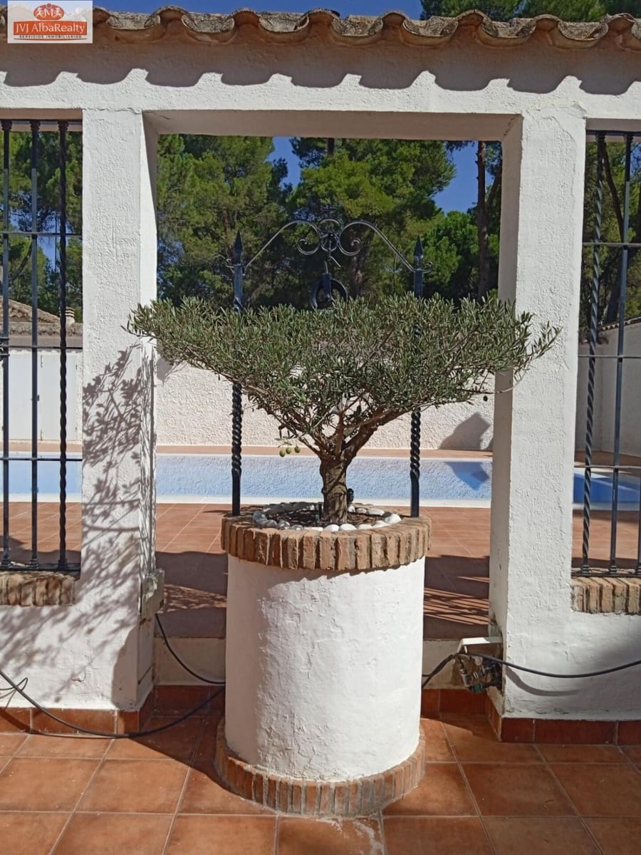 5 bedroom Villa for sale in Albacete city with pool garage - € 690,000 (Ref: 9723669)