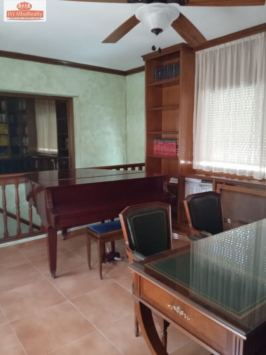 5 bedroom Villa for sale in Albacete city with pool garage - € 690,000 (Ref: 9723669)