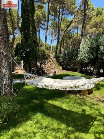 5 bedroom Villa for sale in Albacete city with pool garage - € 690,000 (Ref: 9723669)