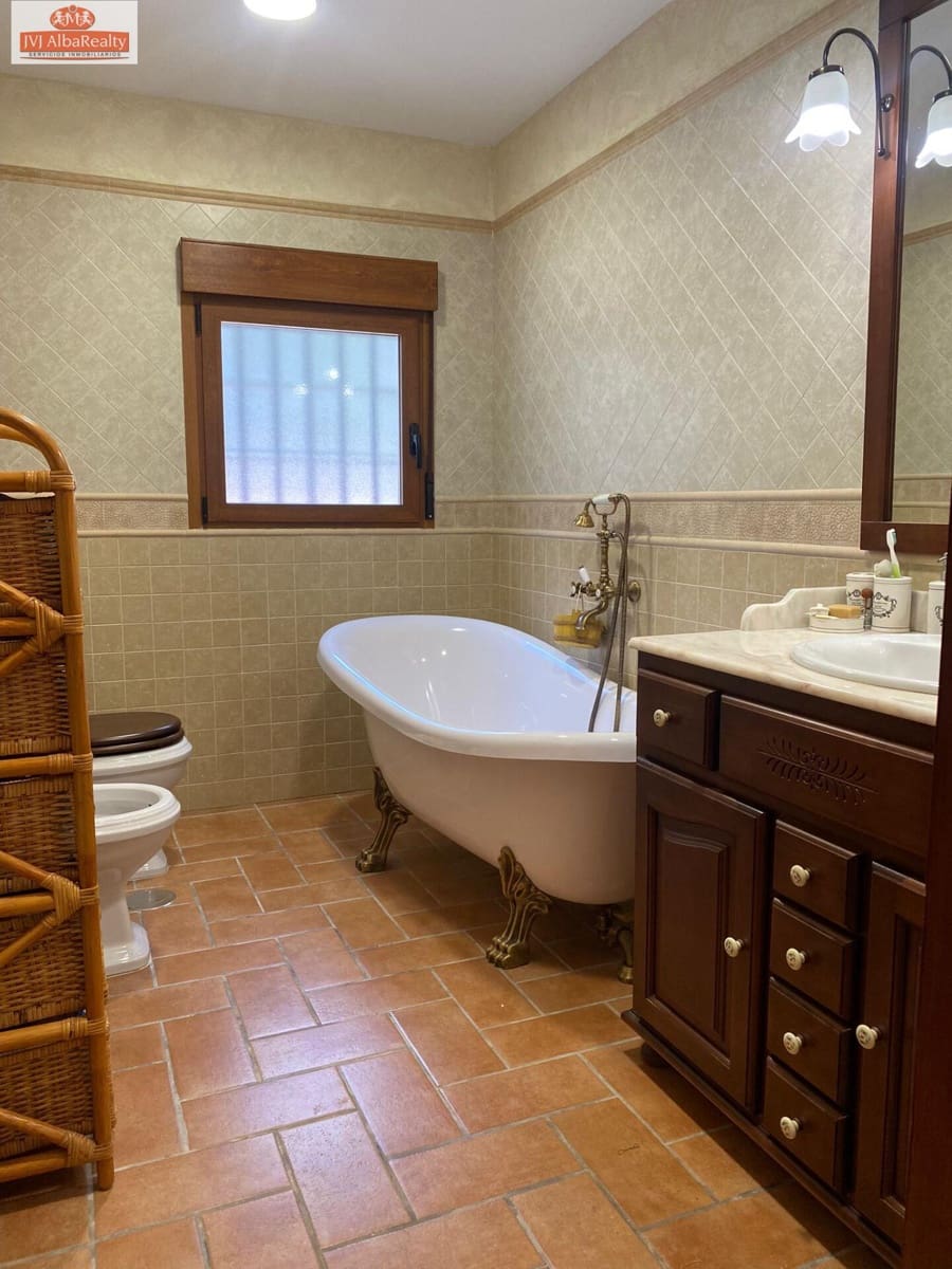 5 bedroom Villa for sale in Albacete city with pool garage - € 690,000 (Ref: 9723669)