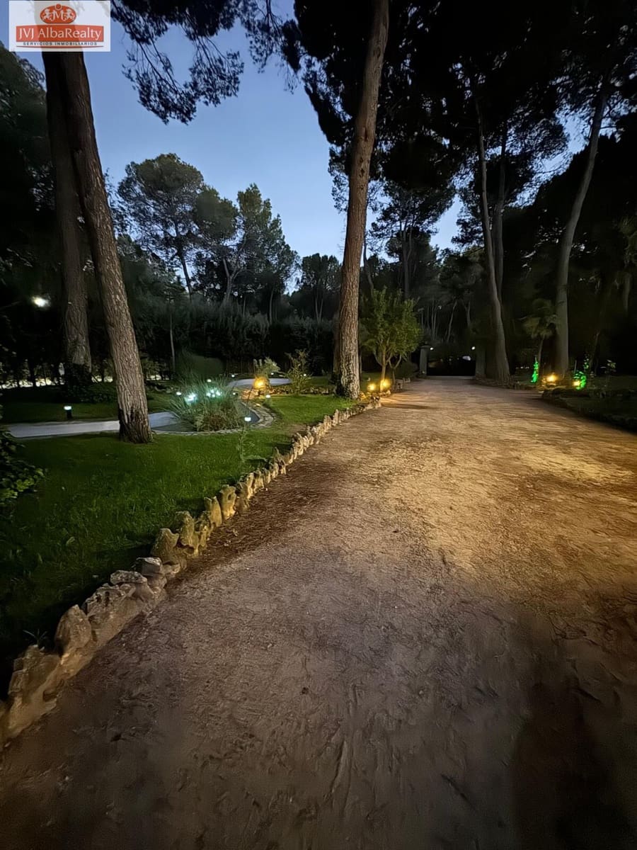 5 bedroom Villa for sale in Albacete city with pool garage - € 690,000 (Ref: 9723669)