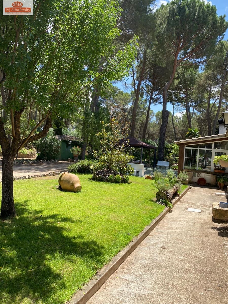 5 bedroom Villa for sale in Albacete city with pool garage - € 690,000 (Ref: 9723669)