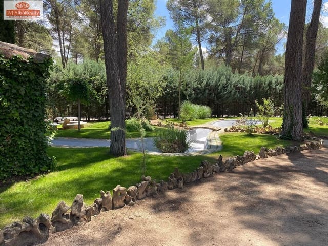 5 bedroom Villa for sale in Albacete city with pool garage - € 690,000 (Ref: 9723669)