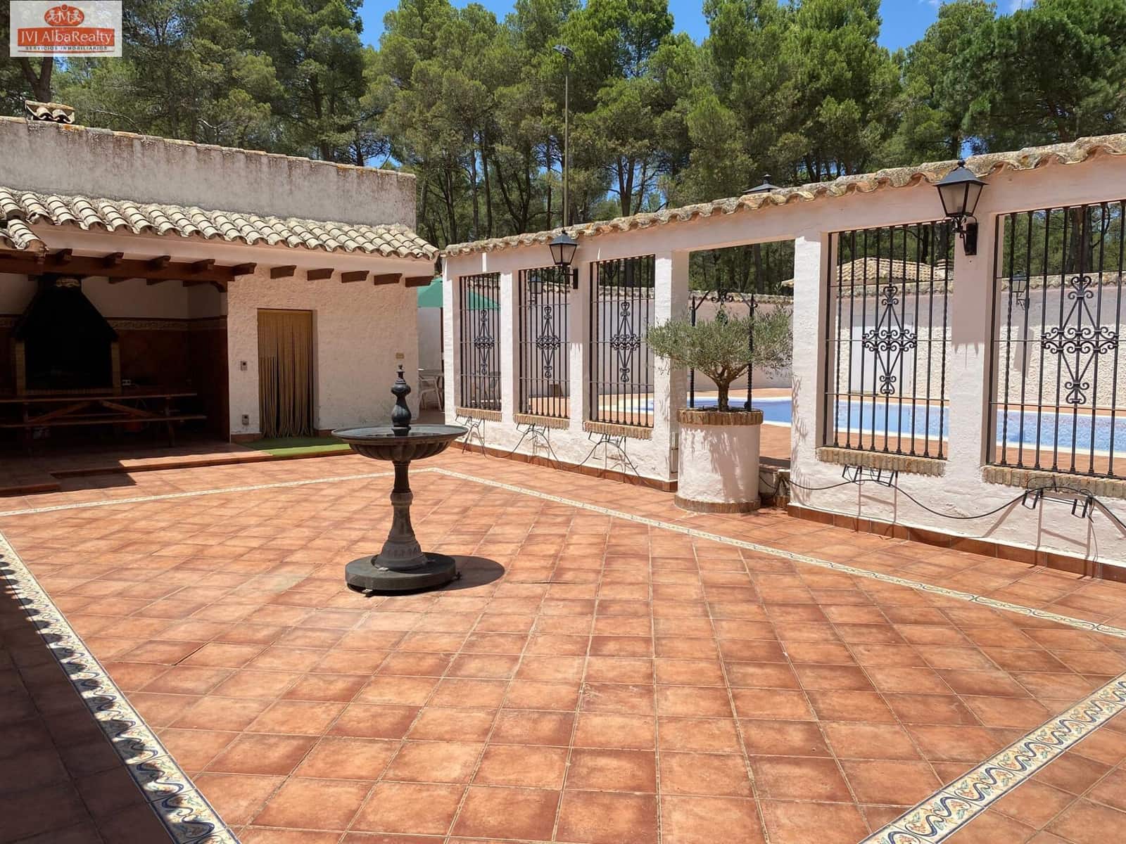 5 bedroom Villa for sale in Albacete city with pool garage - € 690,000 (Ref: 9723669)