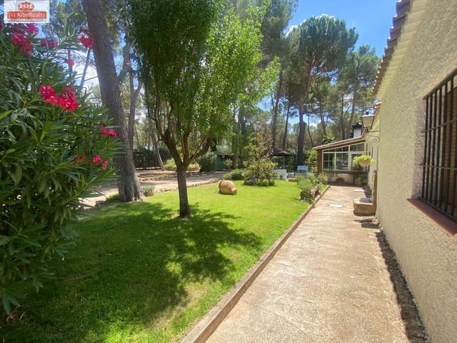 5 bedroom Villa for sale in Albacete city with pool garage - € 690,000 (Ref: 9723669)