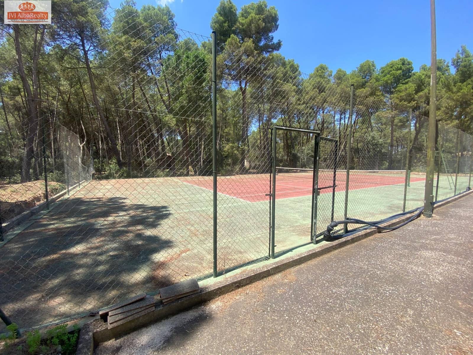 5 bedroom Villa for sale in Albacete city with pool garage - € 690,000 (Ref: 9723669)