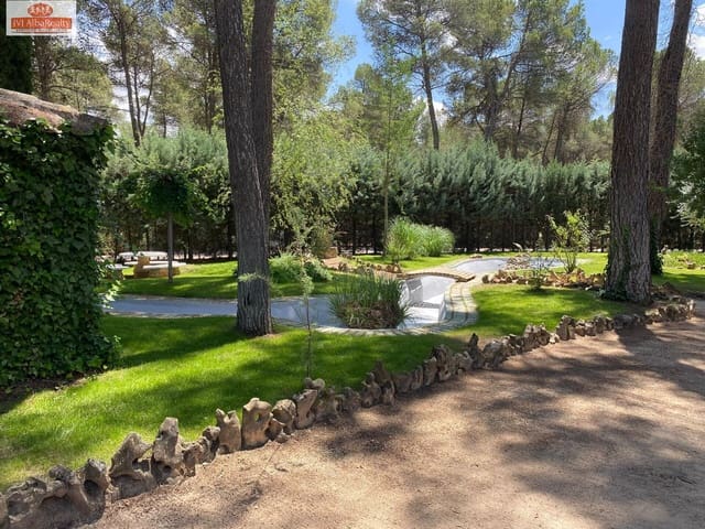 5 bedroom Villa for sale in Albacete city with pool garage - € 690,000 (Ref: 9723669)