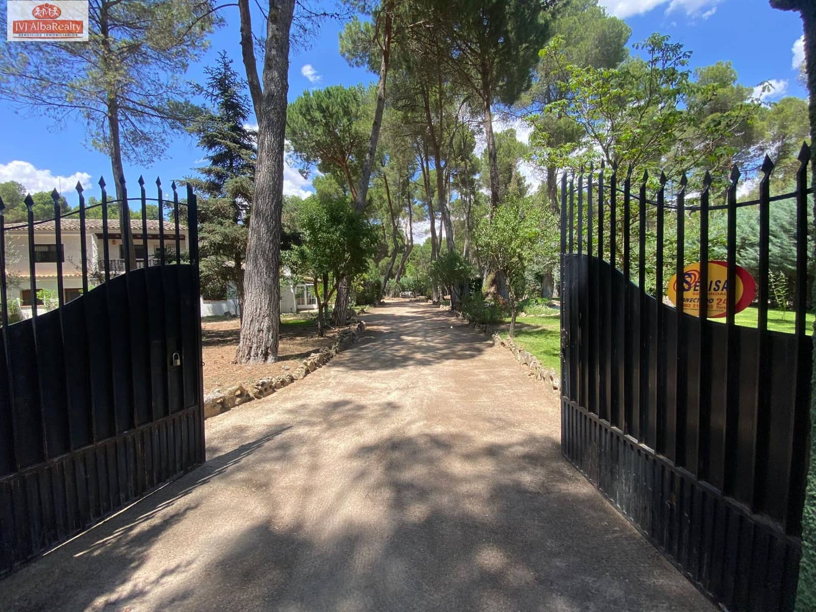 5 bedroom Villa for sale in Albacete city with pool garage - € 690,000 (Ref: 9723669)