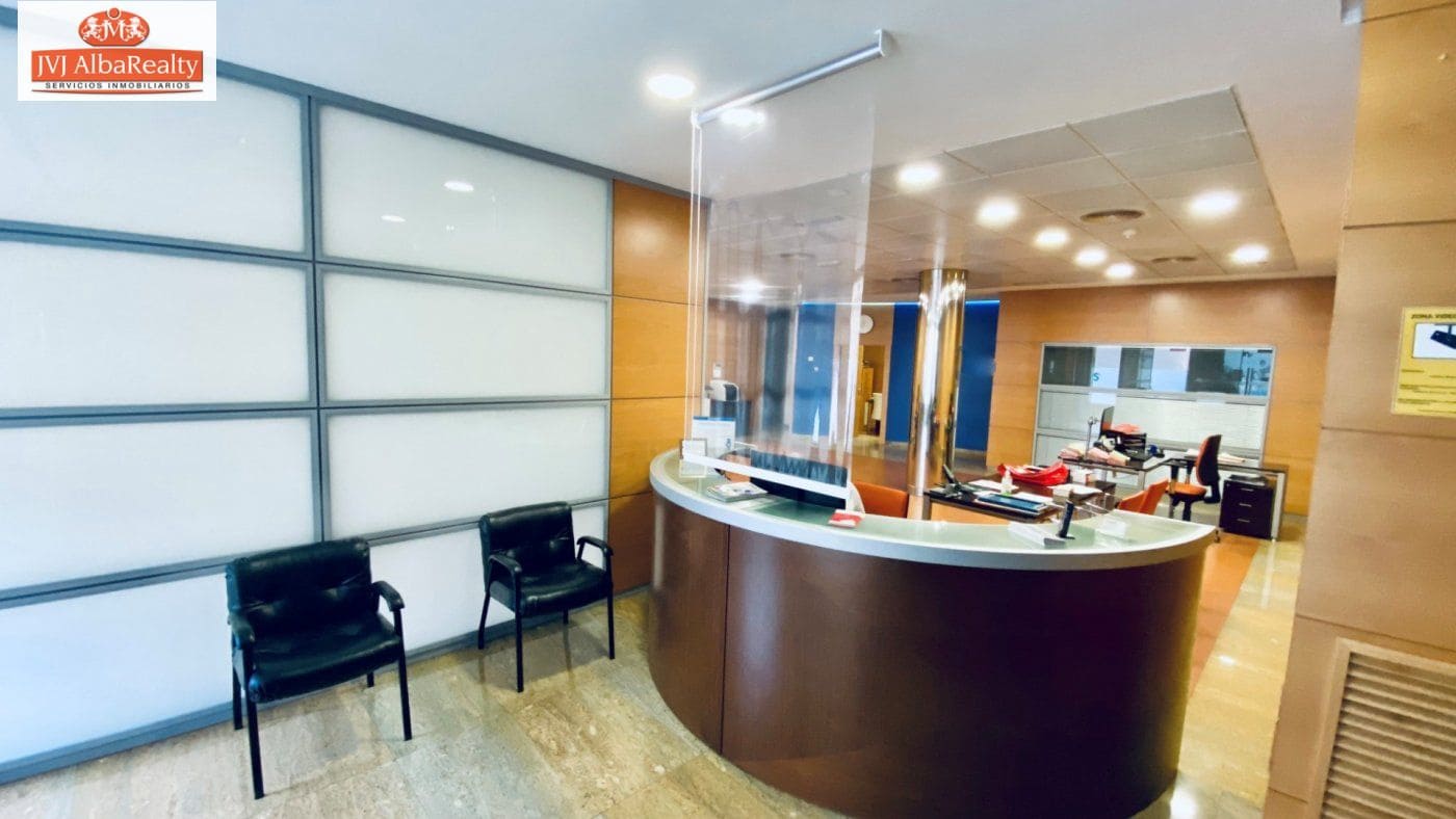 Commercial for sale in Albacete city with garage - € 600,000 (Ref: 9723687)