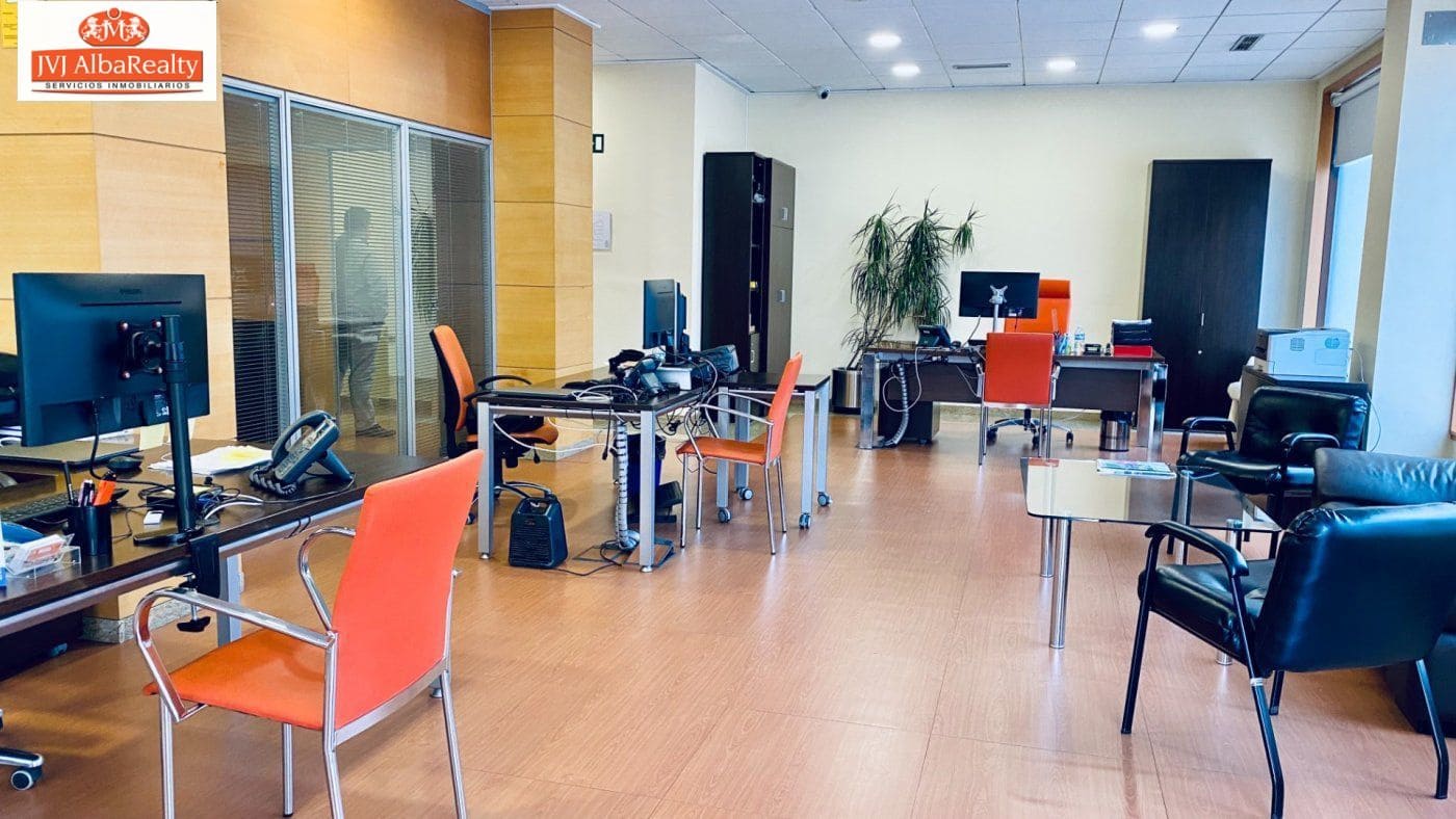 Commercial for sale in Albacete city with garage - € 600,000 (Ref: 9723687)