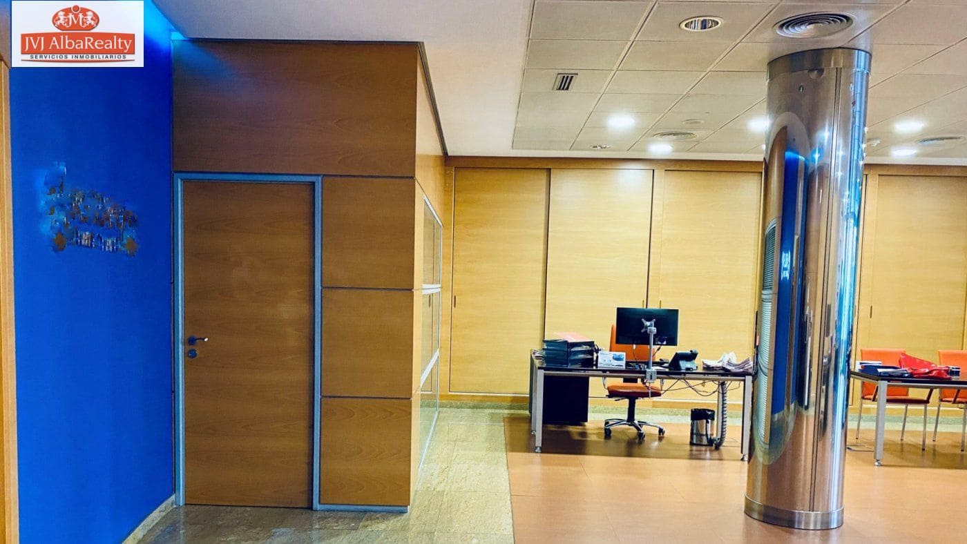 Commercial for sale in Albacete city with garage - € 600,000 (Ref: 9723687)