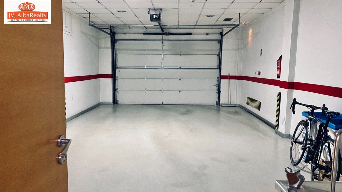 Commercial for sale in Albacete city with garage - € 600,000 (Ref: 9723687)