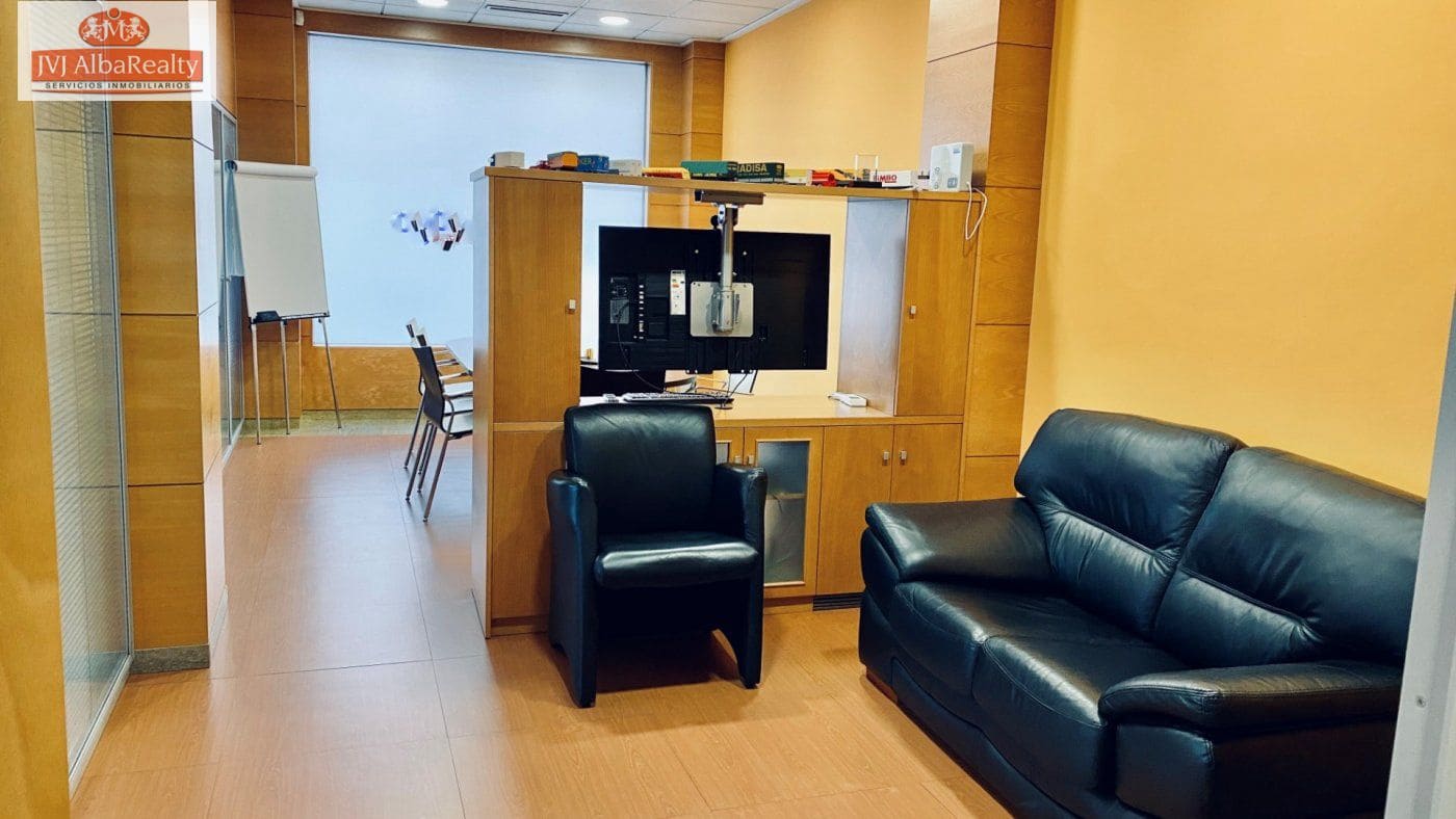 Commercial for sale in Albacete city with garage - € 600,000 (Ref: 9723687)