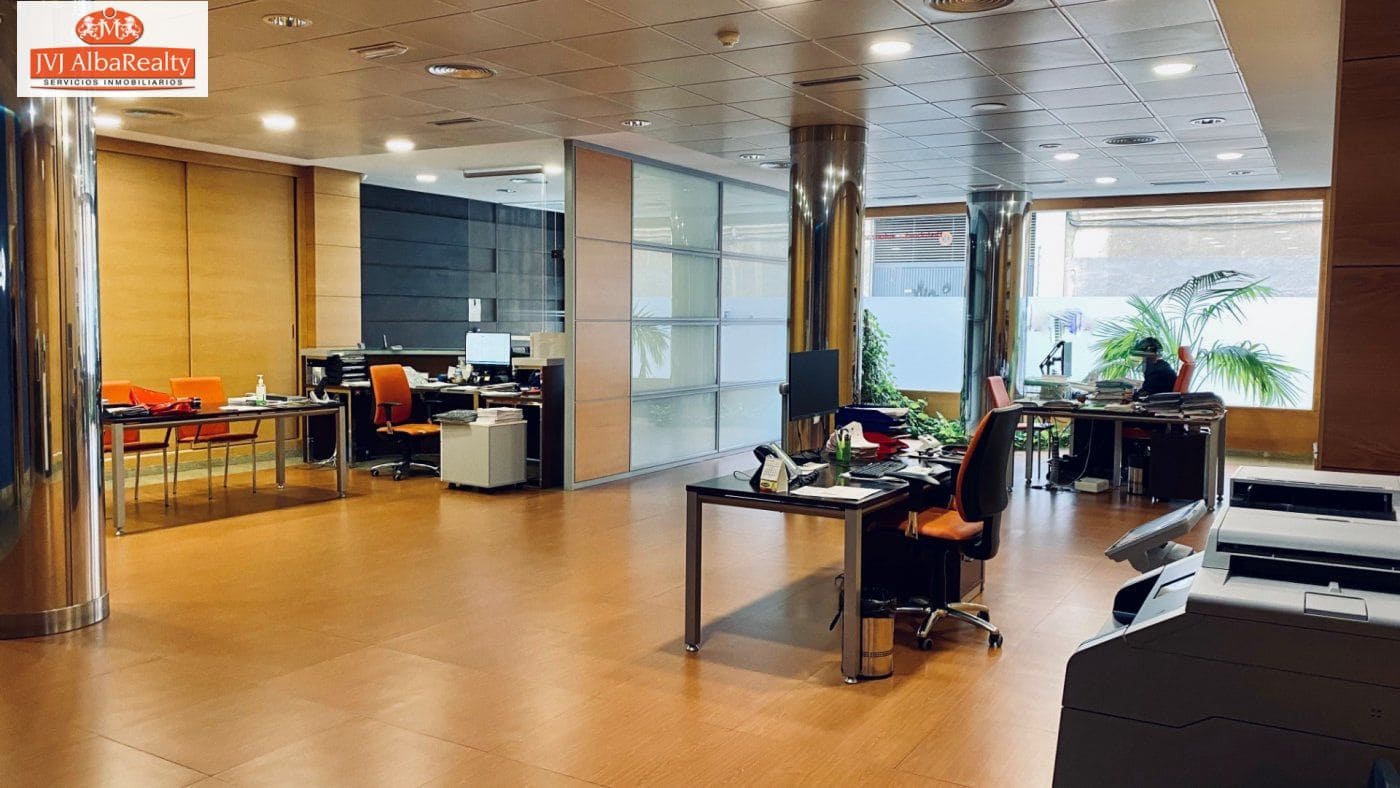 Commercial for sale in Albacete city with garage - € 600,000 (Ref: 9723687)