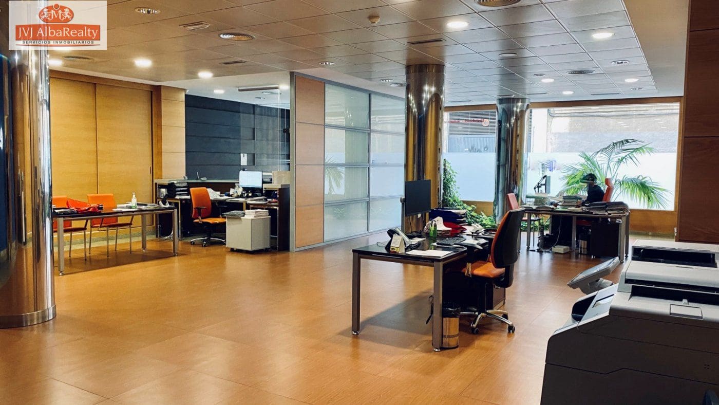 Commercial for sale in Albacete city with garage - € 600,000 (Ref: 9723687)